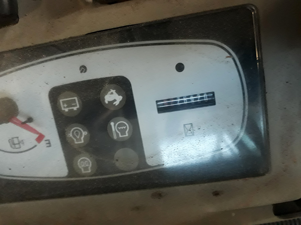 Komatsu PC14 - Image 3